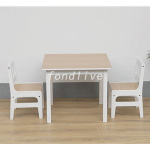 Modernes Kindertisch-Set aus MDF